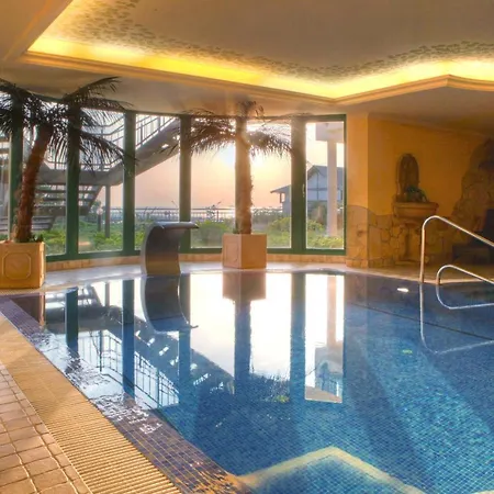 Seetelhotel Ostseeresidenz Bansin Mit Pool Und Unmittelbarer Strandnaehe هيرينجسدورف